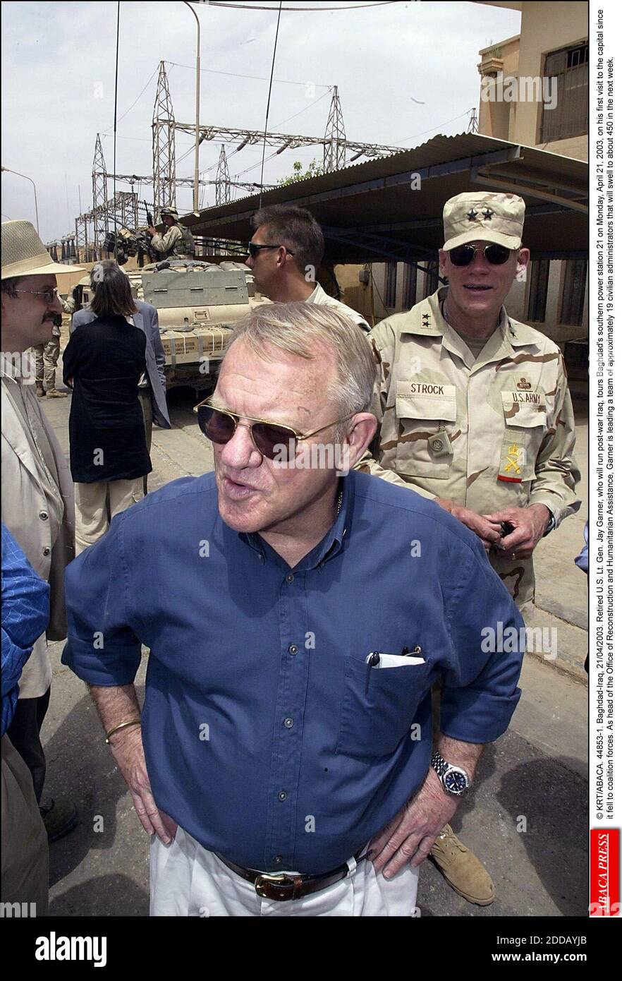 KEIN FILM, KEIN VIDEO, KEIN TV, KEIN DOKUMENTARFILM - © KRT/ABACA. 44853-1. Bagdad-Irak, 21/04/2003. Der pensionierte US-Generalleutnant Jay Garner, der den Nachkriegs-Irak leiten wird, besucht am 21 Montag, den 21. April 2003, das südliche Kraftwerk von Bagdad bei seinem ersten Besuch in der Hauptstadt, seit es den Koalitionstruppen unterlag. Als Kopf Stockfoto
