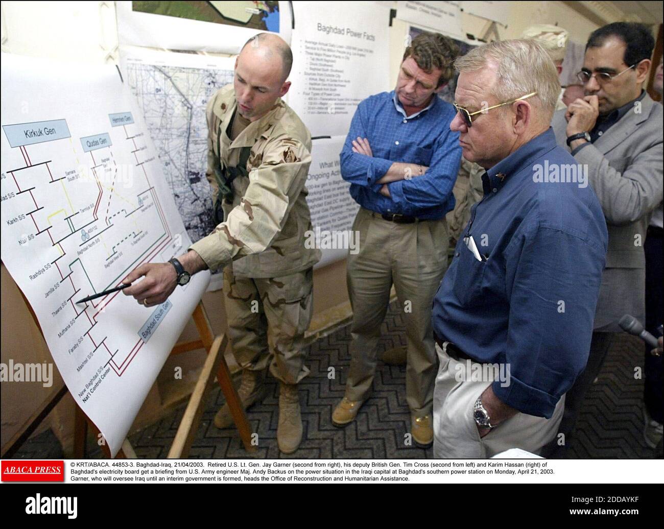 KEIN FILM, KEIN VIDEO, KEIN TV, KEIN DOKUMENTARFILM - © KRT/ABACA. 44853-3. Bagdad-Irak, 21/04/2003. US-LT. General Jay Garner im Ruhestand (zweiter von rechts), sein stellvertretender britischer General Tim Cross (zweiter von links) und Karim Hassan (rechts) von Bagdads Elektrizitätstafel erhalten ein Briefing vom US-Armeeingenieur Maj. Stockfoto