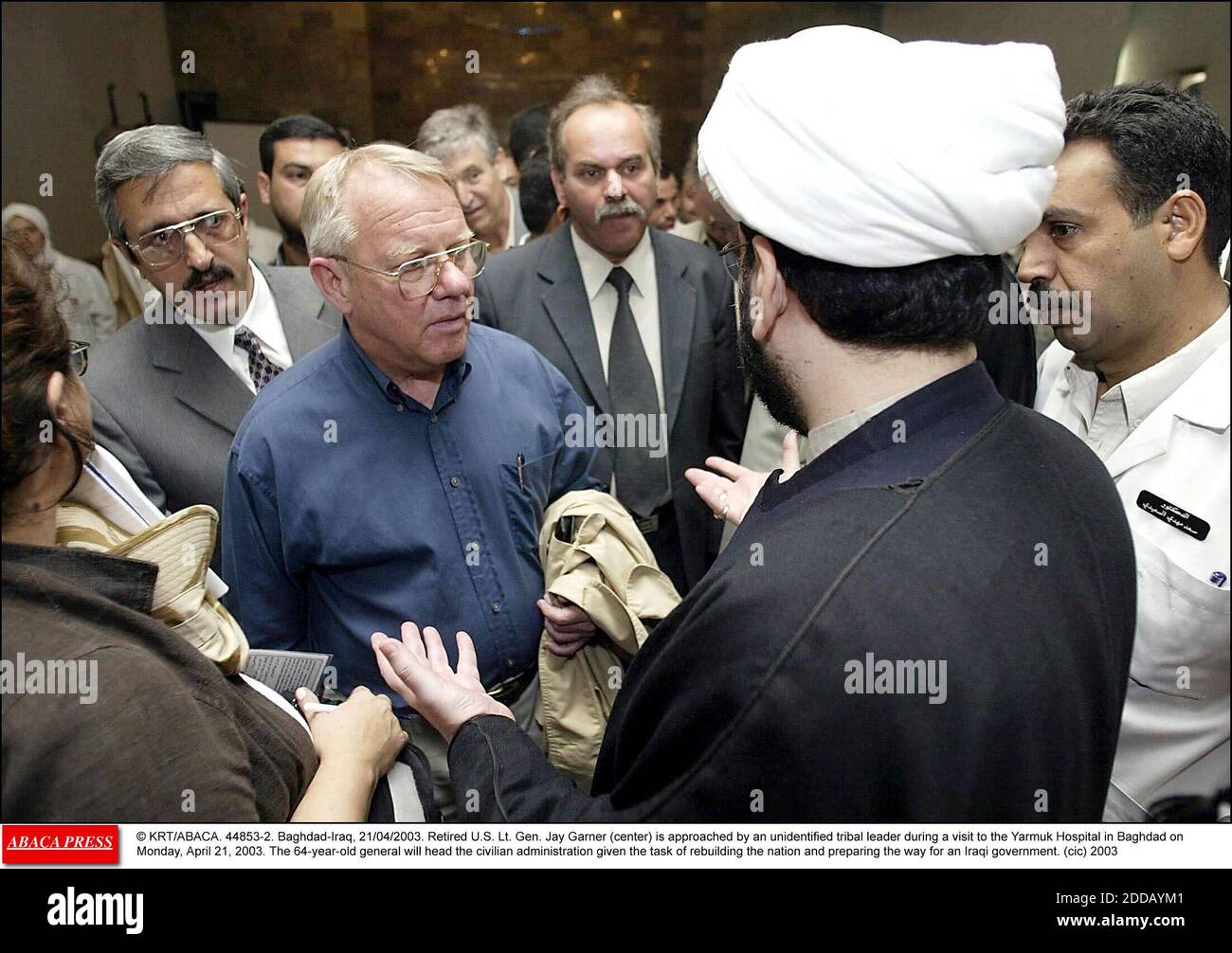 KEIN FILM, KEIN VIDEO, KEIN TV, KEIN DOKUMENTARFILM - © KRT/ABACA. 44853-2. Bagdad-Irak, 21/04/2003. Der pensionierte US-Oberstleutnant Jay Garner (Mitte) wird am Montag, den 21. April 2003, bei einem Besuch im Yarmuk-Krankenhaus in Bagdad von einem nicht identifizierten Stammesführer angesprochen. Der 64-jährige General wird die civi führen Stockfoto