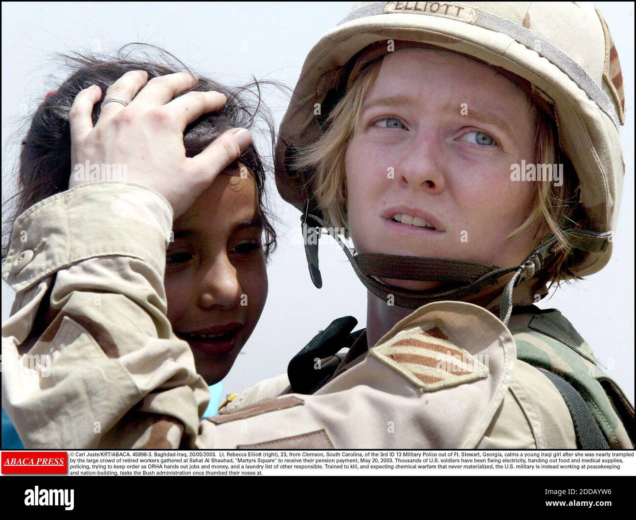 KEIN FILM, KEIN VIDEO, KEIN FERNSEHEN, KEIN DOKUMENTARFILM - © CARL JUSTE/KRT/ABACA. 45898-3. Bagdad-Irak, 20/05/2003. LT. Rebecca Elliott (rechts), 23, aus Clemson, South Carolina, von der 3. ID 13 Militärpolizei aus Ft. Stewart, Georgia, beruhigt ein junges irakisches Mädchen, nachdem sie fast von der großen cro zertreten wurde Stockfoto