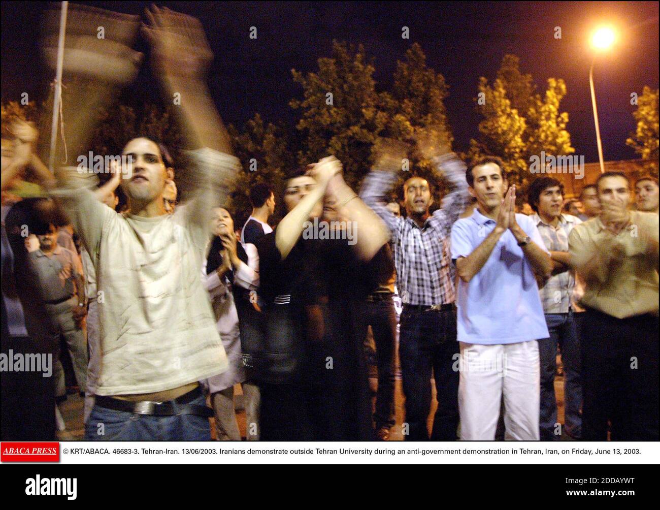 KEIN FILM, KEIN VIDEO, KEIN TV, KEIN DOKUMENTARFILM - © KRT/ABACA. 46683-3. Teheran-Iran. 13/06/2003. Iraner demonstrieren vor der Universität Teheran während einer regierungsfeindlichen Demonstration in Teheran, Iran, am Freitag, den 13. Juni 2003. Stockfoto