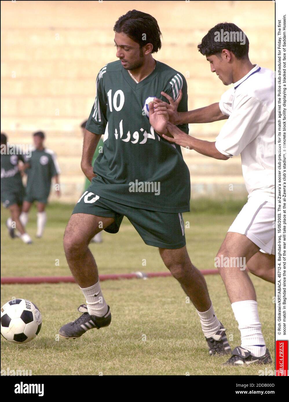 KEIN FILM, KEIN VIDEO, KEIN FERNSEHEN, KEIN DOKUMENTARFILM - © RICH GLICKSTEIN/KRT/ABACA. 45712-4. Bagdad-Irak, 15/05/2003. Der Fußballverein al-Zawra'a übt sein Spiel gegen den für Freitag geplanten Polizeiclub. Das erste Fußballspiel in Bagdad seit Kriegsende wird im al-Zawra'a c stattfinden Stockfoto