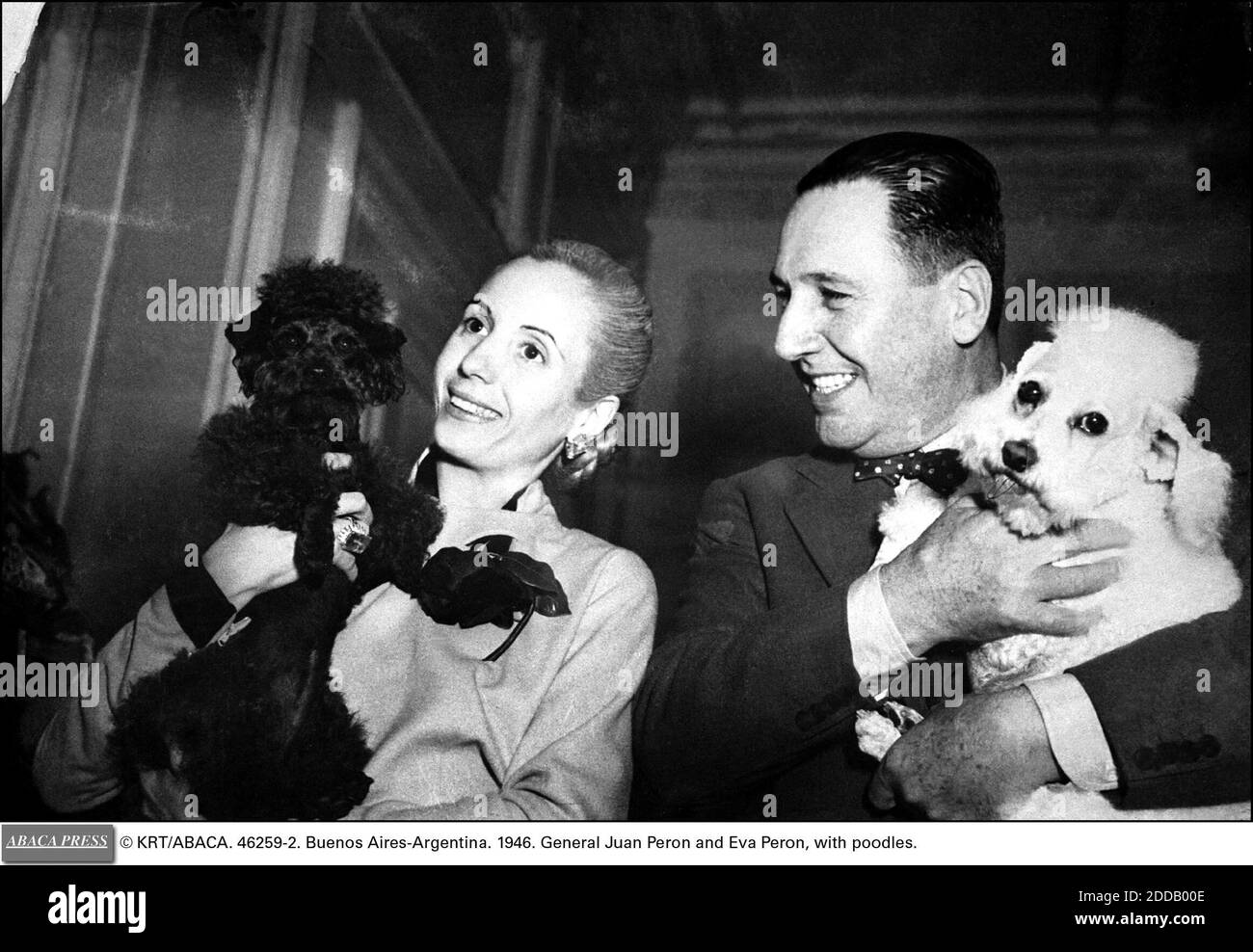 KEIN FILM, KEIN VIDEO, KEIN TV, KEIN DOKUMENTARFILM - © KRT/ABACA. 46259-2. Buenos Aires-Argentinien. 1946. General Juan Peron und Eva Peron, mit Pudel. Stockfoto