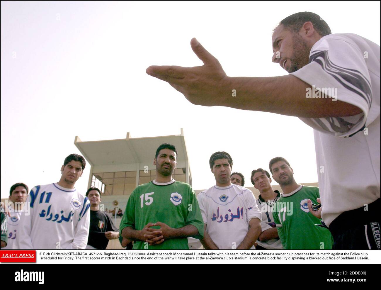 KEIN FILM, KEIN VIDEO, KEIN FERNSEHEN, KEIN DOKUMENTARFILM - © RICH GLICKSTEIN/KRT/ABACA. 45712-5. Bagdad-Irak, 15/05/2003. Co-Trainer Mohammad Hussain spricht mit seinem Team, bevor der Fußballverein al-Zawra'a für sein Spiel gegen den Polizeiverein, der für Freitag geplant ist, trainiert. Das erste Fußballspiel in Bagdad Stockfoto