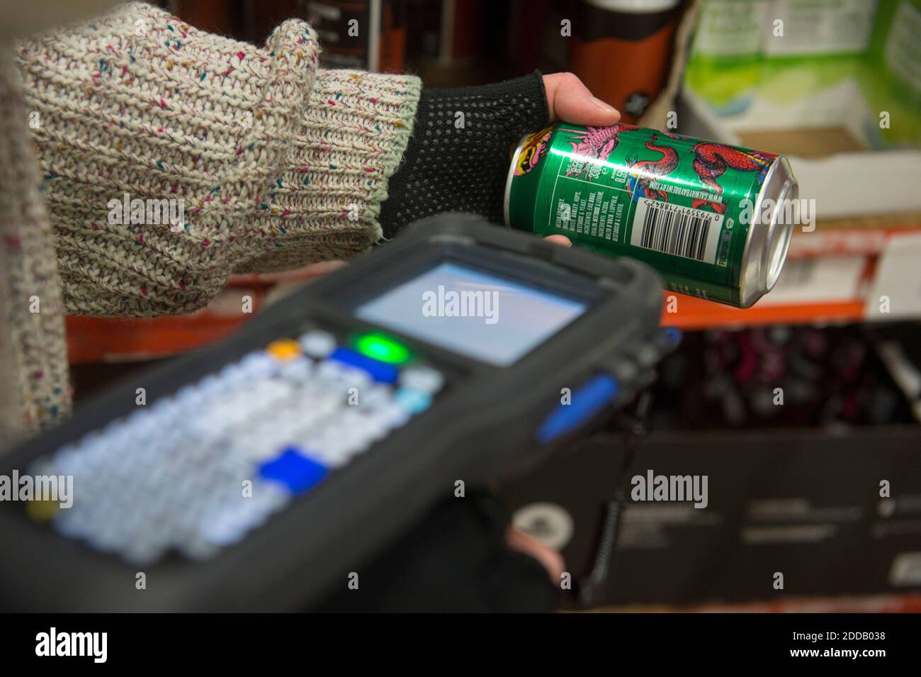 Hallmark Distribution mit Snapfill-System für die Kommissionierung Craft Biere in ihrem Lager. Kommissionierung und Scannen Ale elektronisch Stockfoto