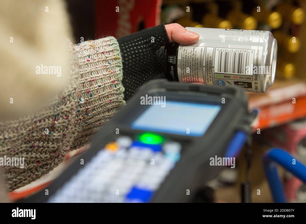 Hallmark Distribution mit Snapfill-System für die Kommissionierung Craft Biere in ihrem Lager. Kommissionierung und Scannen Ale elektronisch Stockfoto