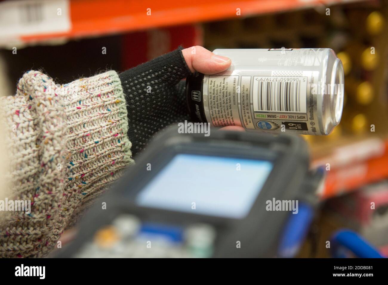 Hallmark Distribution mit Snapfill-System für die Kommissionierung Craft Biere in ihrem Lager. Kommissionierung und Scannen Ale elektronisch Stockfoto