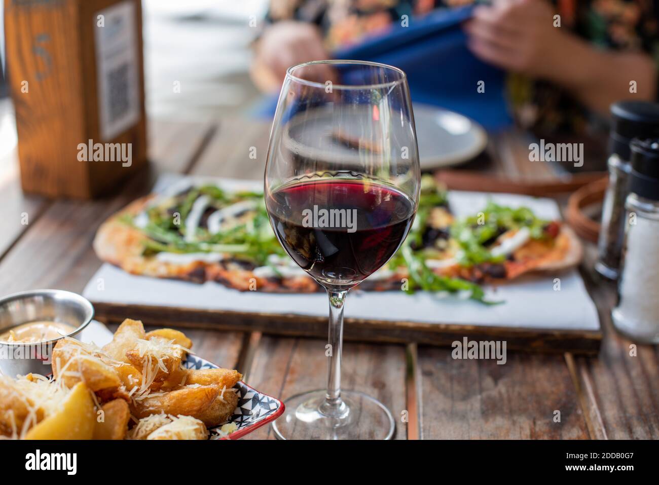 Nahaufnahme von Wein und Essen auf dem Tisch Stockfoto