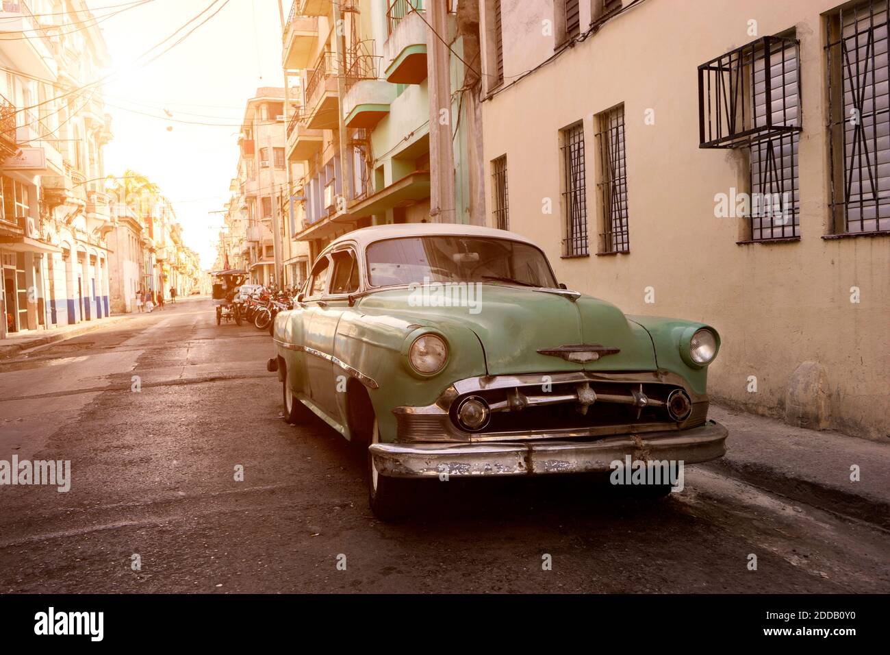 Kuba, Provinz La Habana, Havanna, Pastel grünen Oldtimer an der Straße der Stadt bei Sonnenuntergang geparkt Stockfoto