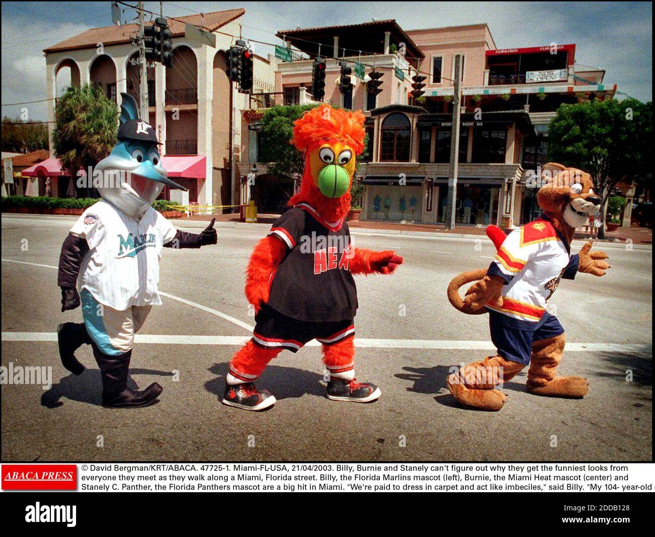 KEIN FILM, KEIN VIDEO, KEIN FERNSEHEN, KEIN DOKUMENTARFILM - © DAVID BERGMAN/KRT/ABACA. 47725-1. Miami-FL-USA, 21/04/2003. Billy, Burnie und Stanely können nicht herausfinden, warum sie die lustigsten Blicke von allen erhalten, die sie treffen, während sie entlang einer Miami, Florida Straße gehen. Billy, das Maskottchen von Florida Marlins (links), Burnie, Stockfoto