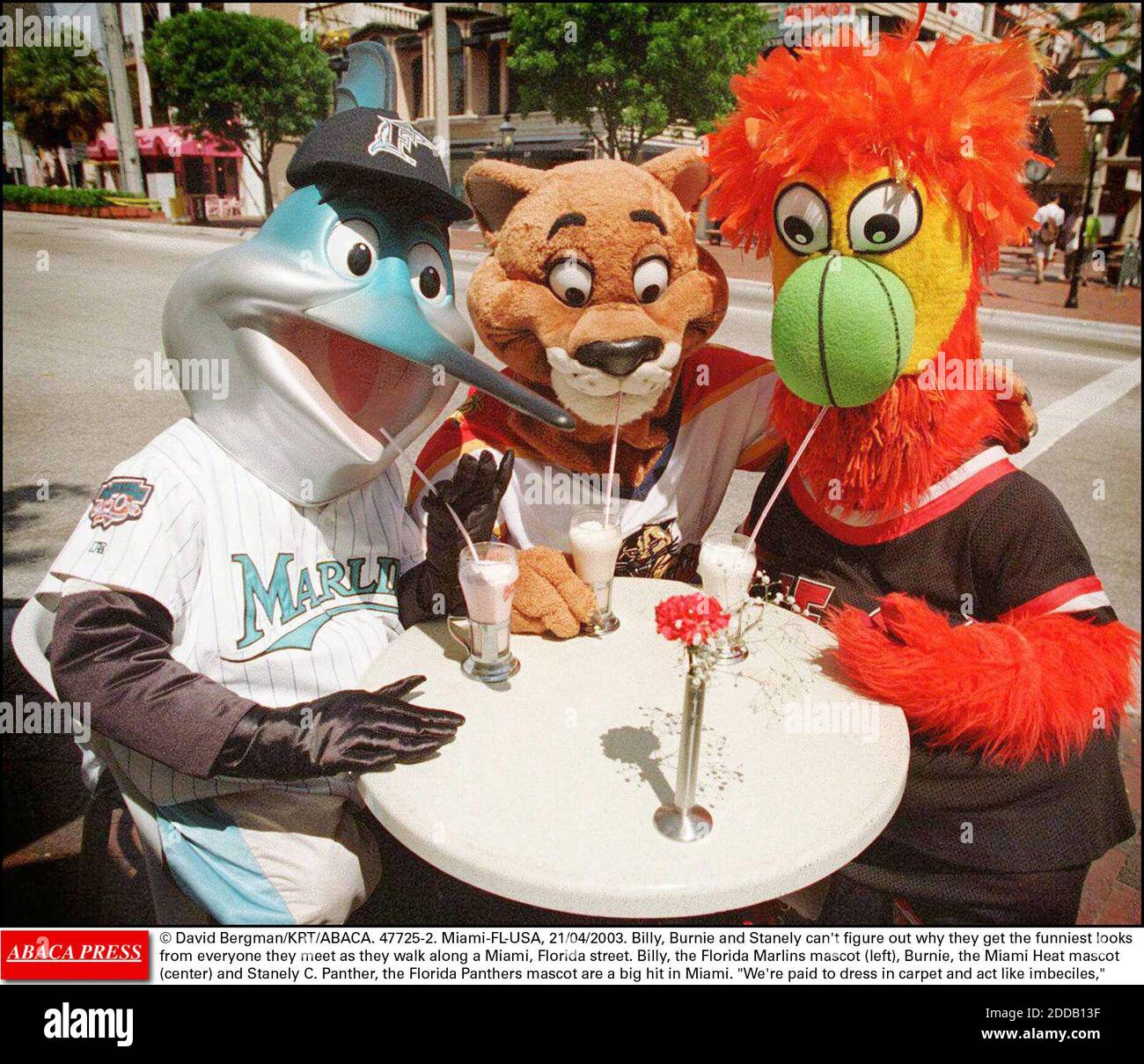 KEIN FILM, KEIN VIDEO, KEIN FERNSEHEN, KEIN DOKUMENTARFILM - © DAVID BERGMAN/KRT/ABACA. 47725-2. Miami-FL-USA, 21/04/2003. Billy, Burnie und Stanely können nicht herausfinden, warum sie die lustigsten Blicke von allen erhalten, die sie treffen, während sie entlang einer Miami, Florida Straße gehen. Billy, das Maskottchen von Florida Marlins (links), Burnie, Stockfoto