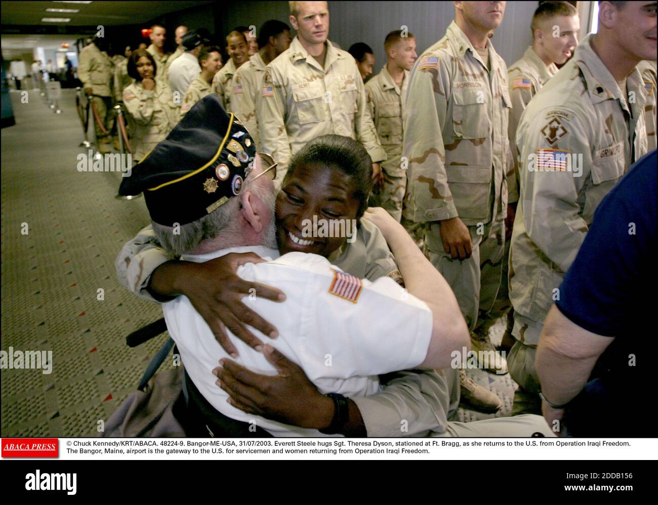 KEIN FILM, KEIN VIDEO, KEIN TV, KEIN DOKUMENTARFILM - © CHUCK KENNEDY/KRT/ABACA. 48224-9. Bangor-ME-USA, 31/07/2003. Everett Steele umarmt Sgt. Theresa Dyson, stationiert in Ft. Bragg, als sie von der Operation Iraqi Freedom in die USA zurückkehrt. Der Bangor, Maine, Flughafen ist das Tor zu den USA für Militärangehörige an Stockfoto