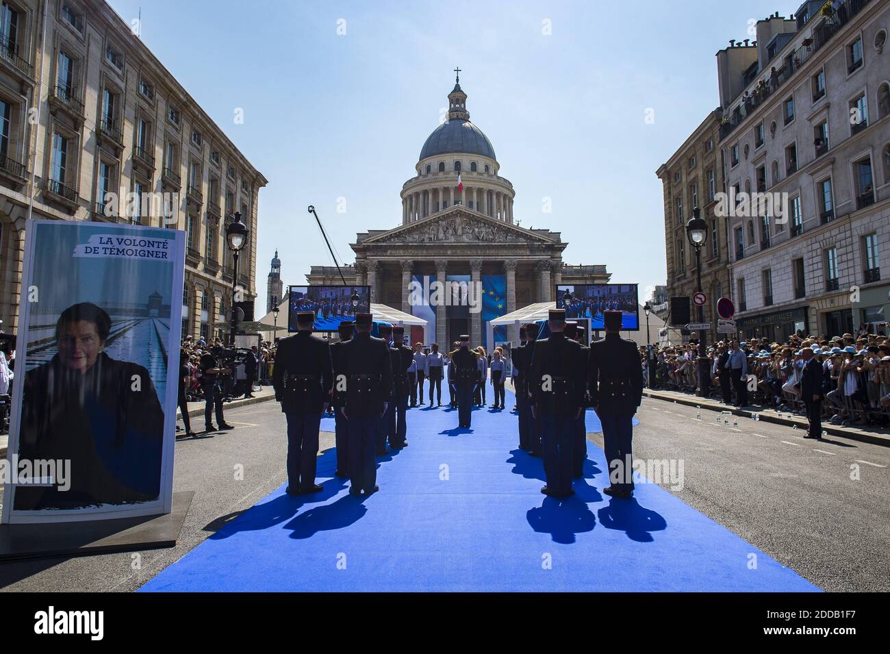 Feierliche Einfahrt der ehemaligen Gesundheitsministerin Simone Veil und ihres Mannes Antoine in die Ruhmeshalle Pantheon. Die Zeremonie findet ein Jahr nach Veils Tod statt. Der französische Präsident Emmanuel Macron wird am 1. juli 2018 eine Rede halten, nachdem er die Särge in der Rue Soufflot und auf der Ruhestätte in Paris, Frankreich, gebracht hat. Foto von Eliot Blondt /ABACAPRESS.COM Stockfoto