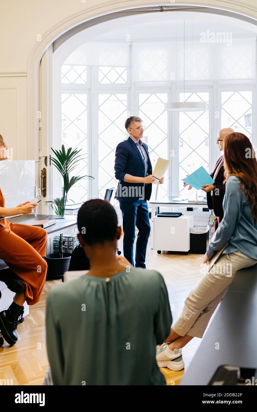 Geschäftsleute diskutieren Strategie mit Kollegen am Arbeitsplatz Stockfoto