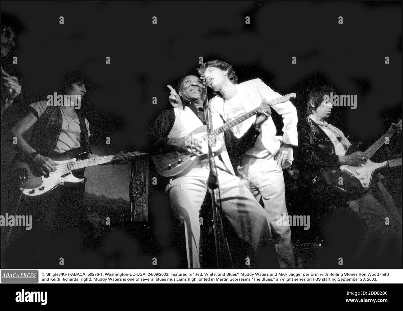 KEIN FILM, KEIN VIDEO, KEIN FERNSEHEN, KEIN DOKUMENTARFILM - © SHIGLEY/KRT/ABACA. 50276-1. Washington-DC-USA, 24/09/2003. Mit Red, White und Blues spielen Muddy Waters und Mick Jagger mit den Rolling Stones Ron Wood (links) und Keith Richards (rechts). Muddy Waters ist einer von mehreren Blues-Musikern hervorgehoben Stockfoto