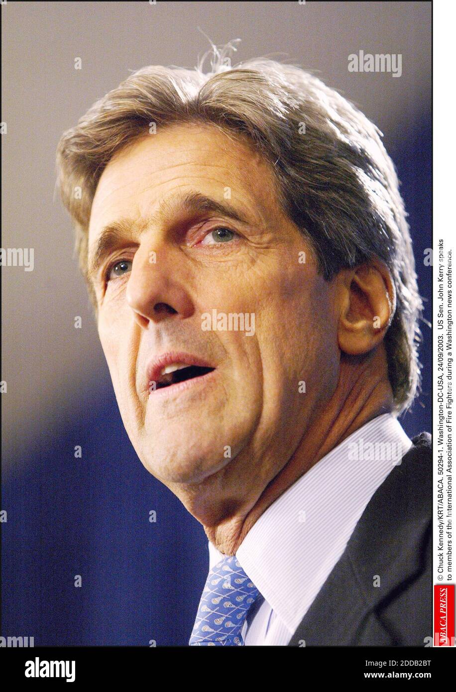 KEIN FILM, KEIN VIDEO, KEIN TV, KEIN DOKUMENTARFILM - © CHUCK KENNEDY/KRT/ABACA. 50294-1. Washington-DC-USA, 24/09/2003. US-Senator John Kerry spricht während einer Washingtoner Pressekonferenz mit Mitgliedern der International Association of Fire Fighters. Stockfoto