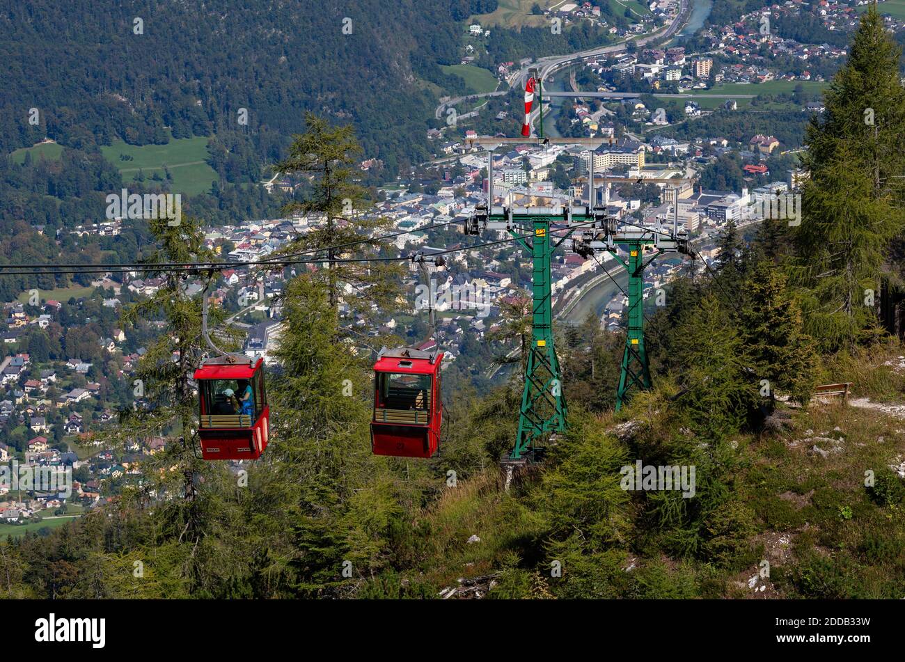 Österreich, Oberösterreich, Bad Ischl, Oberleitungsbahnen mit Alpenstadt im Hintergrund Stockfoto