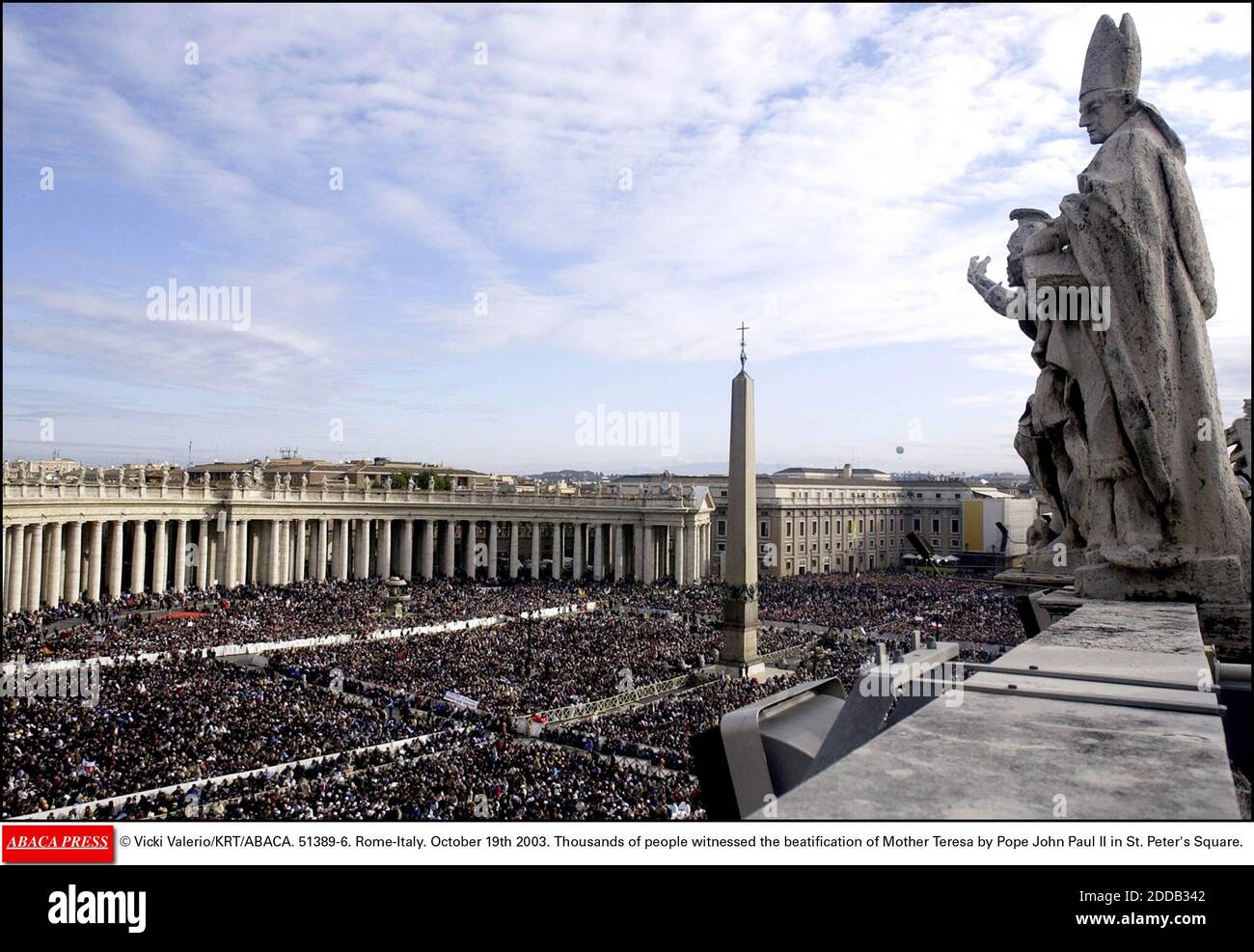 KEIN FILM, KEIN VIDEO, KEIN FERNSEHEN, KEIN DOKUMENTARFILM - © VICKI VALERIO/KRT/ABACA. 51389-6. Rom-Italien. Oktober 2003. Tausende Menschen haben die Seligsprechung von Mutter Teresa durch Papst Johannes Paul II. Auf dem Petersplatz erlebt. Stockfoto