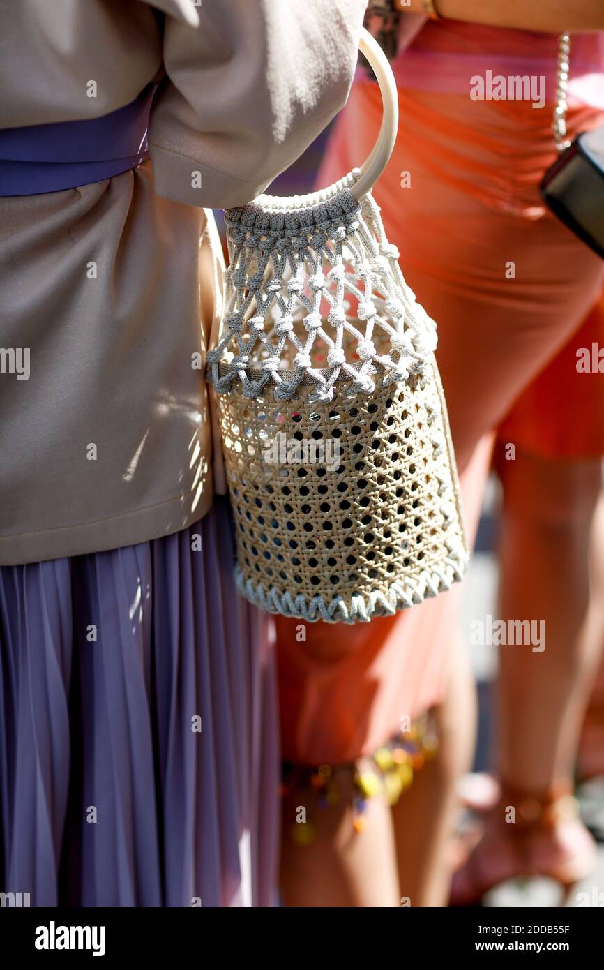 Street style, close up at Acne Herbst-Winter 2018-2019 Haute Couture Show statt Lycee Camille See, in Paris, Frankreich, am 1. Juli 2018. Foto von Marie-Paola Bertrand-Hillion/ABACAPRESS.COM Stockfoto