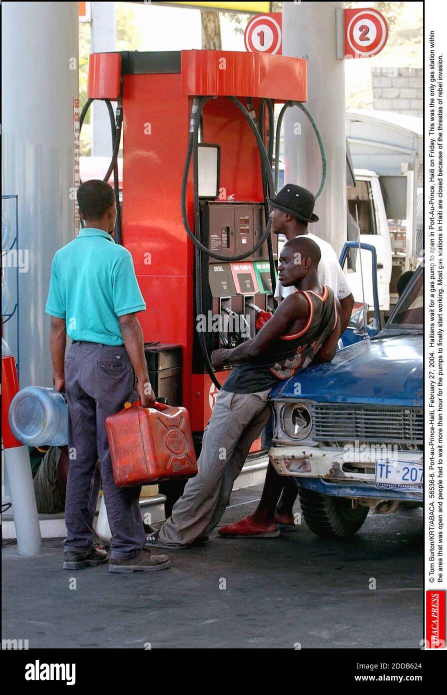 KEIN FILM, KEIN VIDEO, KEIN TV, KEIN DOKUMENTARFILM -  TOM  BURTON/KRT/ABACA. 56536-6. Port-au-Prince-Haiti, 27. Februar 2004.  Haitianer warten am Freitag auf die Erffnung einer Gaspumpe in  Port-Au-Prince, Haiti. Dies war die
