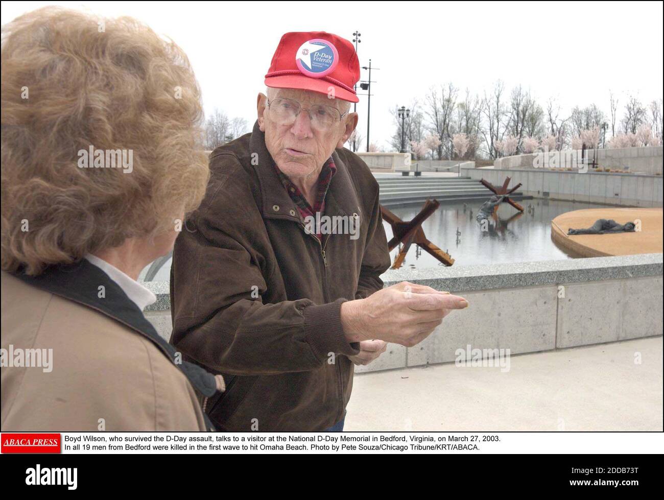 KEIN FILM, KEIN VIDEO, KEIN Fernsehen, KEIN DOKUMENTARFILM - Boyd Wilson, der den Angriff des D-Day überlebt hat, spricht am 27. März 2003 mit einem Besucher des National D-Day Memorial in Bedford, Virginia. Insgesamt wurden 19 Männer aus Bedford bei der ersten Welle getötet, die Omaha Beach traf. Foto von Pete Souza/Chicago Tribune/KRT/ABACA. Stockfoto