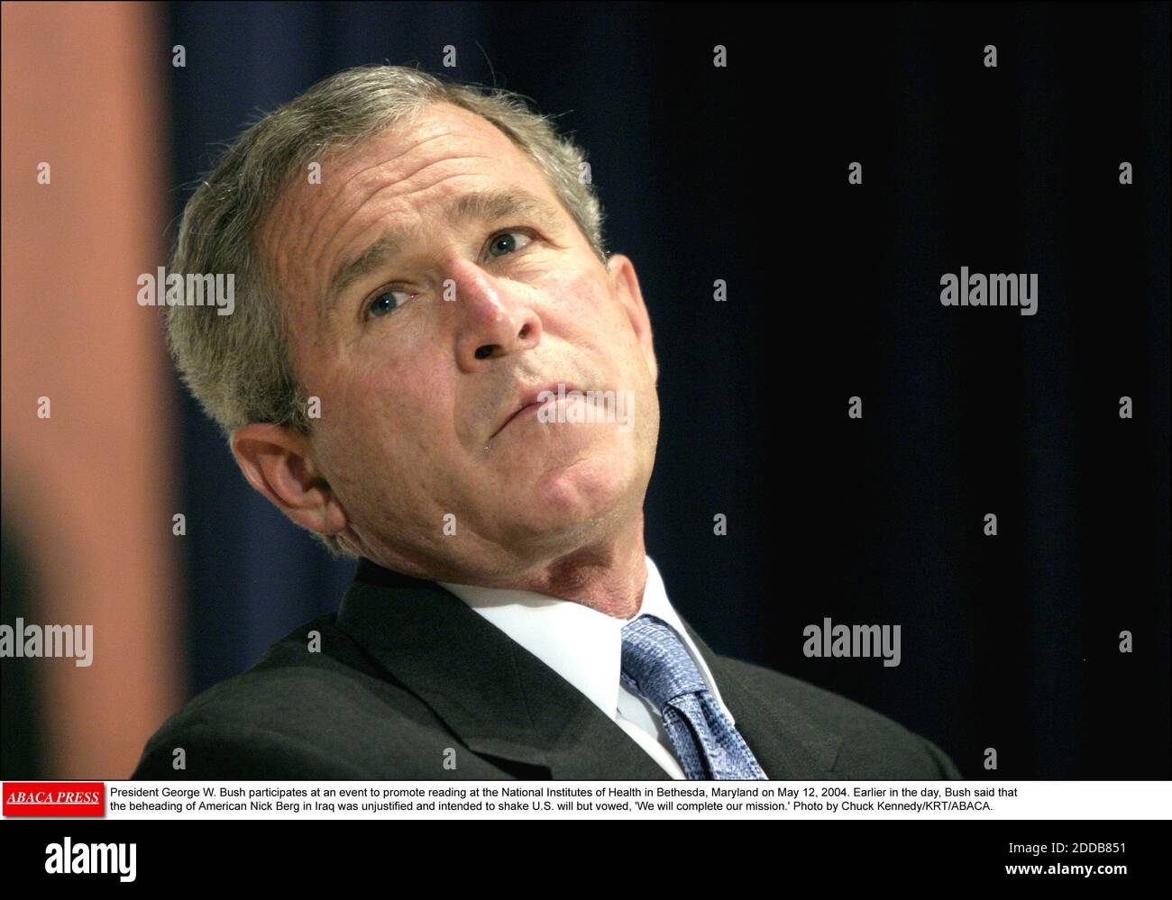 KEIN FILM, KEIN VIDEO, KEIN Fernsehen, KEIN DOKUMENTARFILM - Präsident George W. Bush nimmt an einer Veranstaltung zur Förderung des Lesens an den National Institutes of Health in Bethesda, Maryland am 12. Mai 2004 Teil. Früher am Tag sagte Bush, dass die Enthauptung des Amerikaners Nick Berg im Irak ungerechtfertigt sei und beabsichtigt, den US-Willen zu erschüttern, aber gelobte: "Wir werden unsere Mission erfüllen." Foto von Chuck Kennedy/KRT/ABACA. Stockfoto