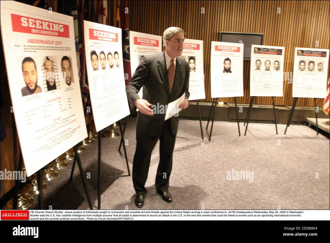 KEIN FILM, KEIN VIDEO, KEIN Fernsehen, KEINE DOKUMENTATION - FBI-Direktor Robert Mueller zeigt Plakate von Personen gesucht im Zusammenhang mit möglichen terroristischen Bedrohungen gegen die Vereinigten Staaten während einer Pressekonferenz am FBI-Hauptquartier Mittwoch, 26. Mai 2004 in Washington. Mueller sagte, die USA hätten "glaubwürdige Informationen aus mehreren Quellen", dass al-Qaida entschlossen sei, in den nächsten Monaten einen Angriff in den USA zu starten, der mit Ereignissen wie einem bevorstehenden internationalen Wirtschaftsgipfel und den politischen Sommerkonventionen in Verbindung gebracht werden könnte. Foto von Chuck Kennedy/KRT/ABACA. Stockfoto