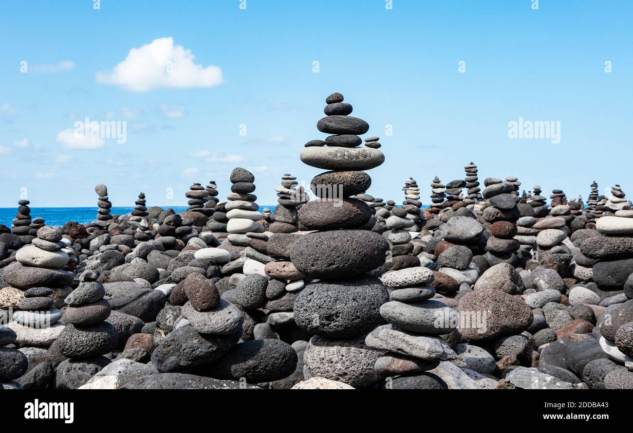 Große Anzahl von kleinen cairns Stockfoto