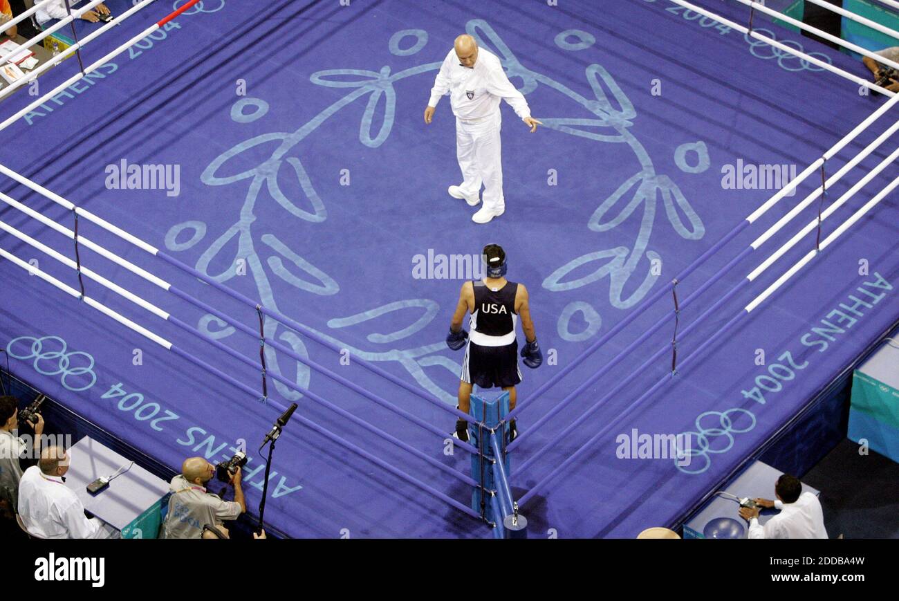 KEIN FILM, KEIN VIDEO, KEIN Fernsehen, KEIN DOKUMENTARFILM - der US-Amerikaner Vicente Escobedo, bottom, hört Schiedsrichter Eleuiz Dyusekovs Anweisungen vor seinem Kampf gegen Kolumbiens Jose David Mosquera für die Light 60 kg Division in der Peristeri Olympic Boxing Hall bei den Olympischen Spielen 2004 am 16. August 2004. Escobedo hat gewonnen Stockfoto