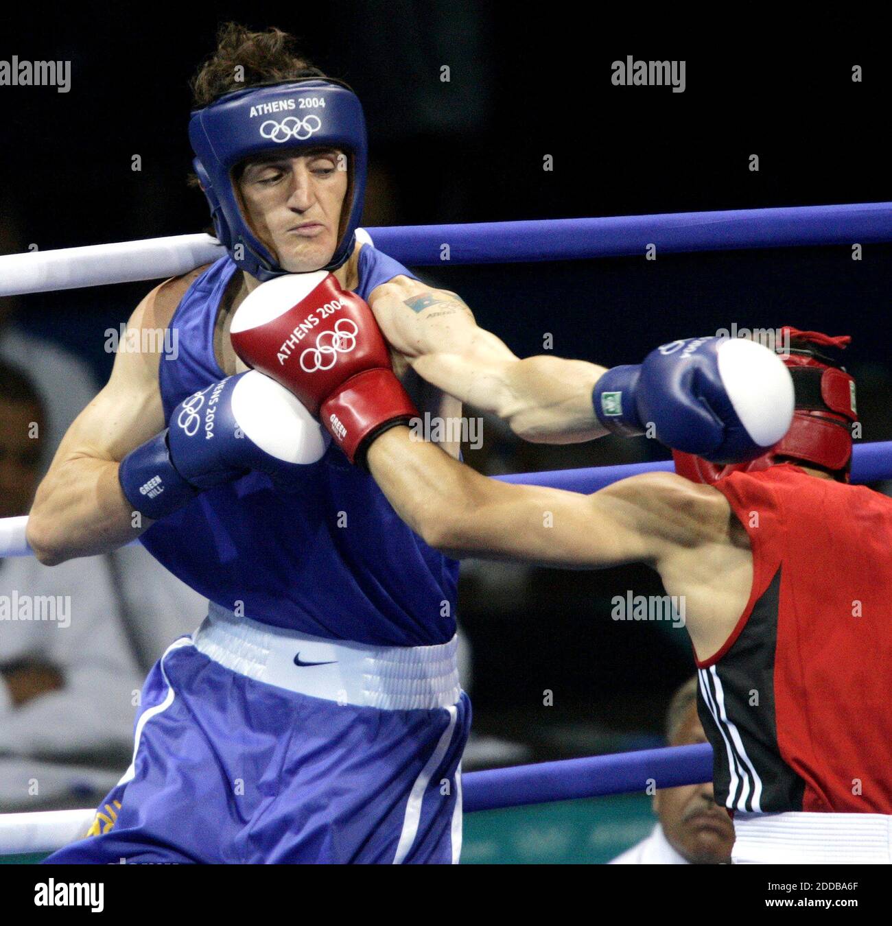 KEIN FILM, KEIN VIDEO, KEIN TV, KEIN DOKUMENTARFILM - der Australier Ryan Langham, links, wird während seines Kampfes gegen Rumäniens Viorel Simion, rechts, während ihres 57 kg schweren Vorkampfes in der Peristeri Olympic Boxing Hall während der Olympischen Spiele 2004 in Athen am Montag, Au, gegen die Seile gestoßen Stockfoto