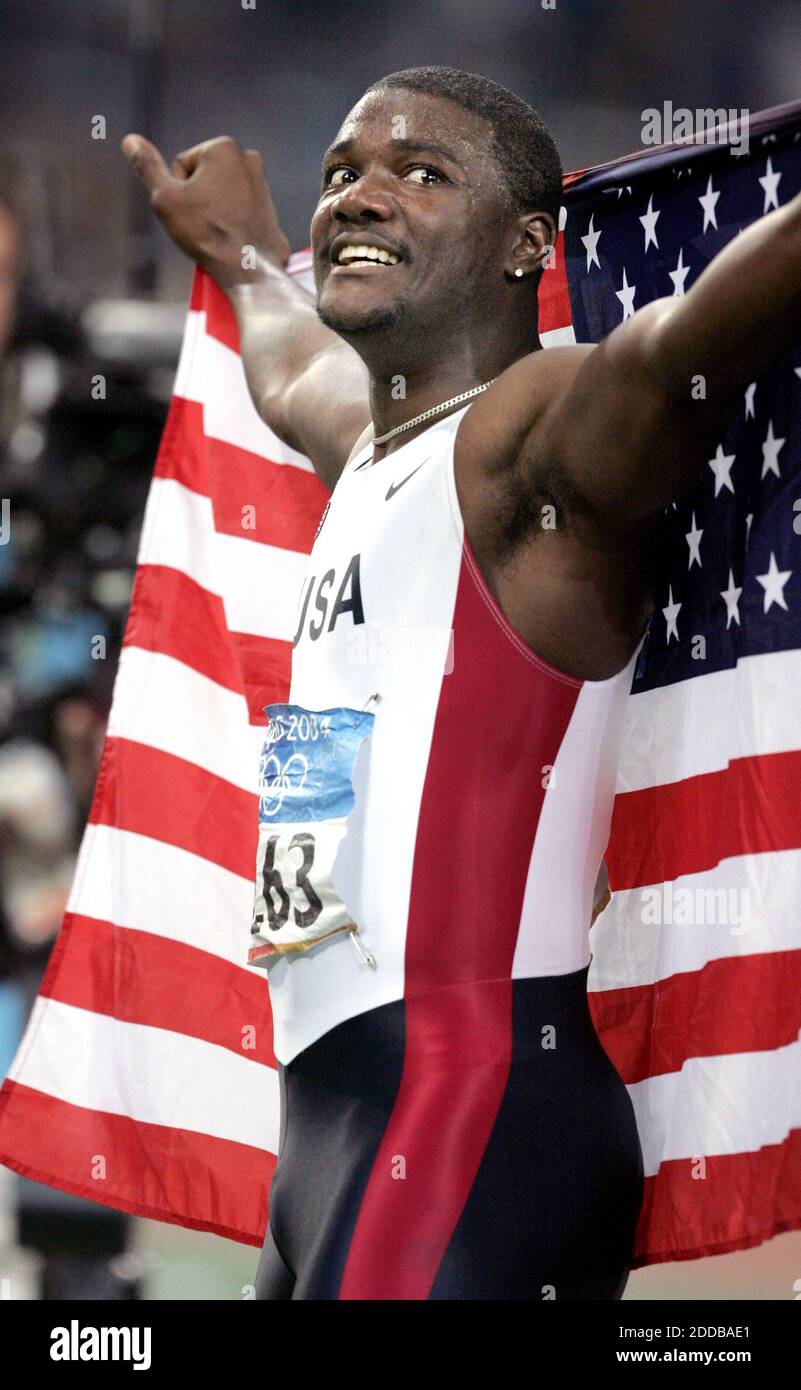 KEIN FILM, KEIN VIDEO, KEIN Fernsehen, KEIN DOKUMENTARFILM - Justin Gatlin aus den Vereinigten Staaten feiert den Gewinn der 100 Meter bei den Olympischen Spielen 2004 in Athen am Sonntag, 22. August 2004. Foto von Ron Cortes/Philadelphia Inquier/KRT/ABACA. Stockfoto