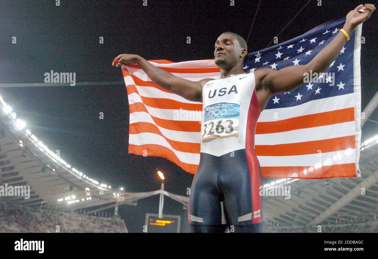 KEIN FILM, KEIN VIDEO, KEIN Fernsehen, KEIN DOKUMENTARFILM - Justin Gatlin aus den Vereinigten Staaten feiert seinen Goldmedaillenlauf in den 100 Metern bei den Olympischen Spielen 2004 in Athen, Griechenland am Sonntag, 22. August 2004. Foto von J. Conrad Williams/Newsday/KRT/ABACA. Stockfoto