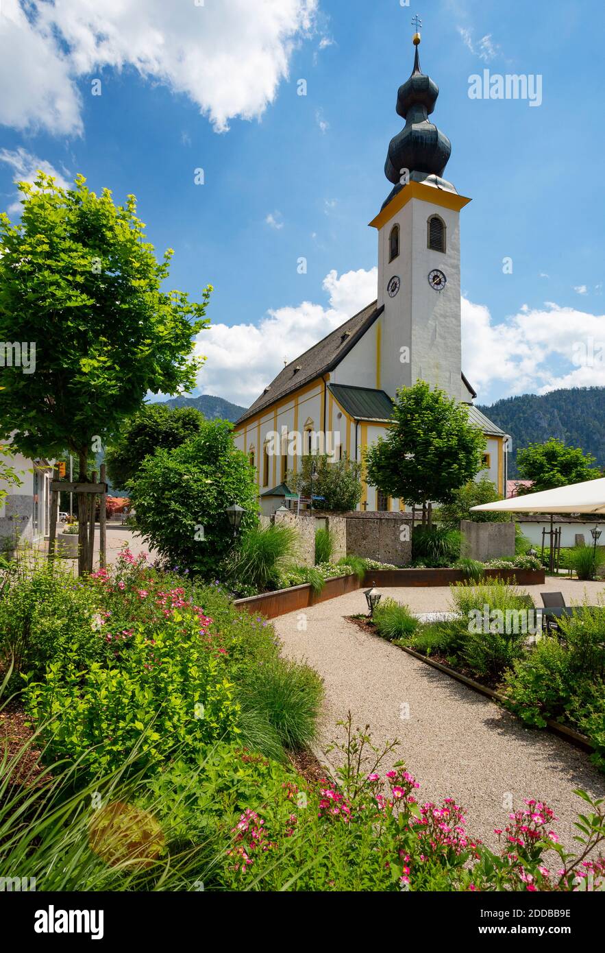 Deutschland, Bayern, Inzell, Stadtplatz vor der St. Michael Kirche im Sommer Stockfoto