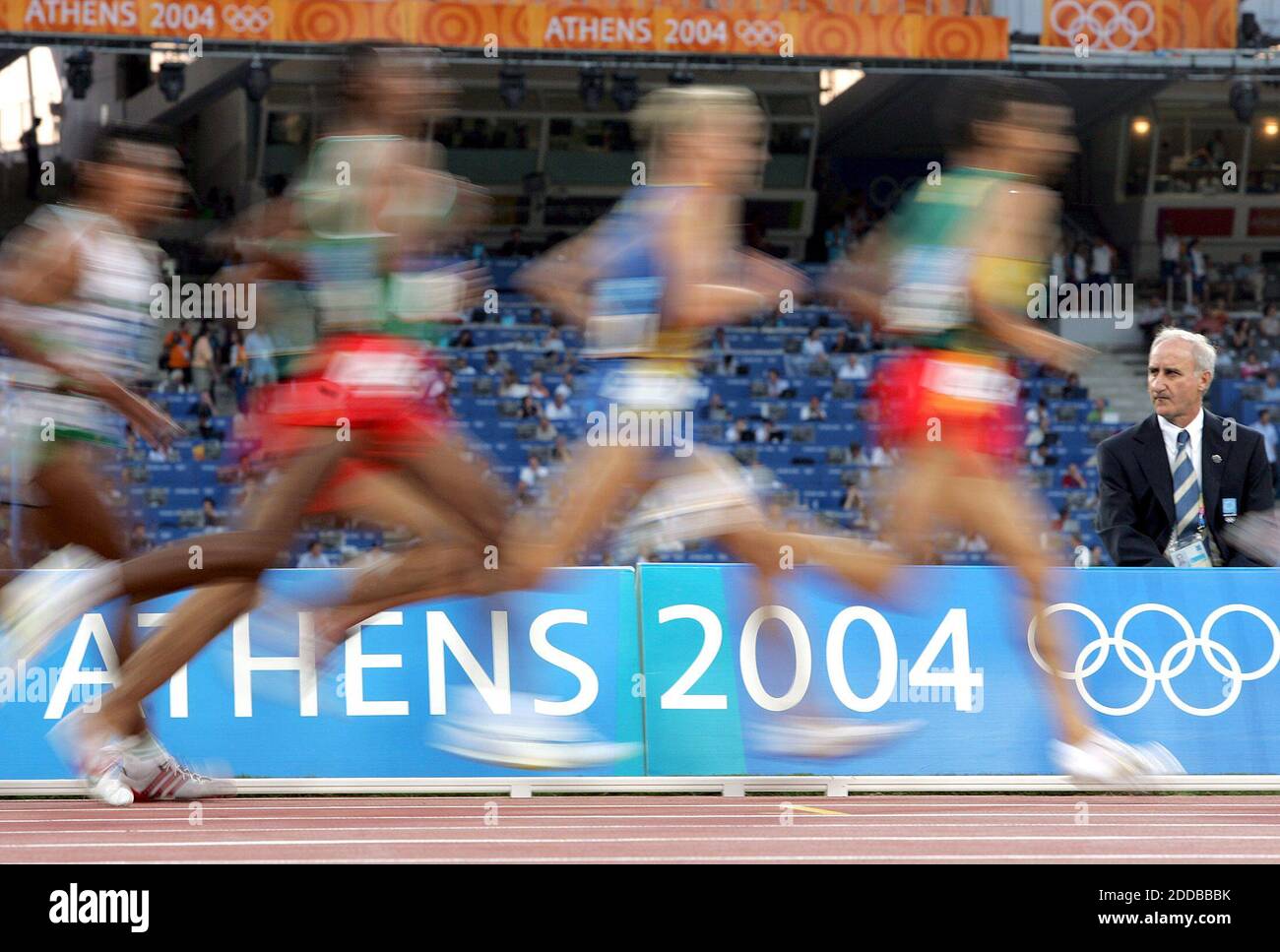 KEIN FILM, KEIN VIDEO, KEIN Fernsehen, KEIN DOKUMENTARFILM - Läufer umrunden die Strecke in den 5,000 Metern bei den Olympischen Spielen 2004 am Mittwoch, 25. August 2004. Foto von Al Diaz/Miami Herald/KRT/ABACA Stockfoto