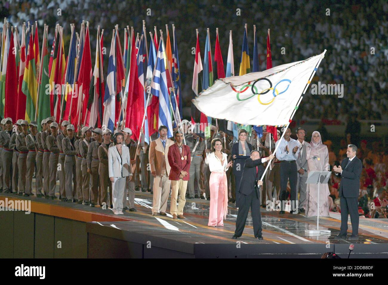 KEIN FILM, KEIN VIDEO, KEIN Fernsehen, KEIN DOKUMENTARFILM - Wang Qishan, der Bürgermeister von Peking, China, der Gastgeber der Olympischen Spiele 2008 wird, erhält die olympische Flagge während der Abschlusszeremonien der Olympischen Spiele 2004 in Athen-Griechenland, am Sonntag, 29. August 2004. Foto von David Eulitt/Kansas City Star/KRT/ABACA. Stockfoto