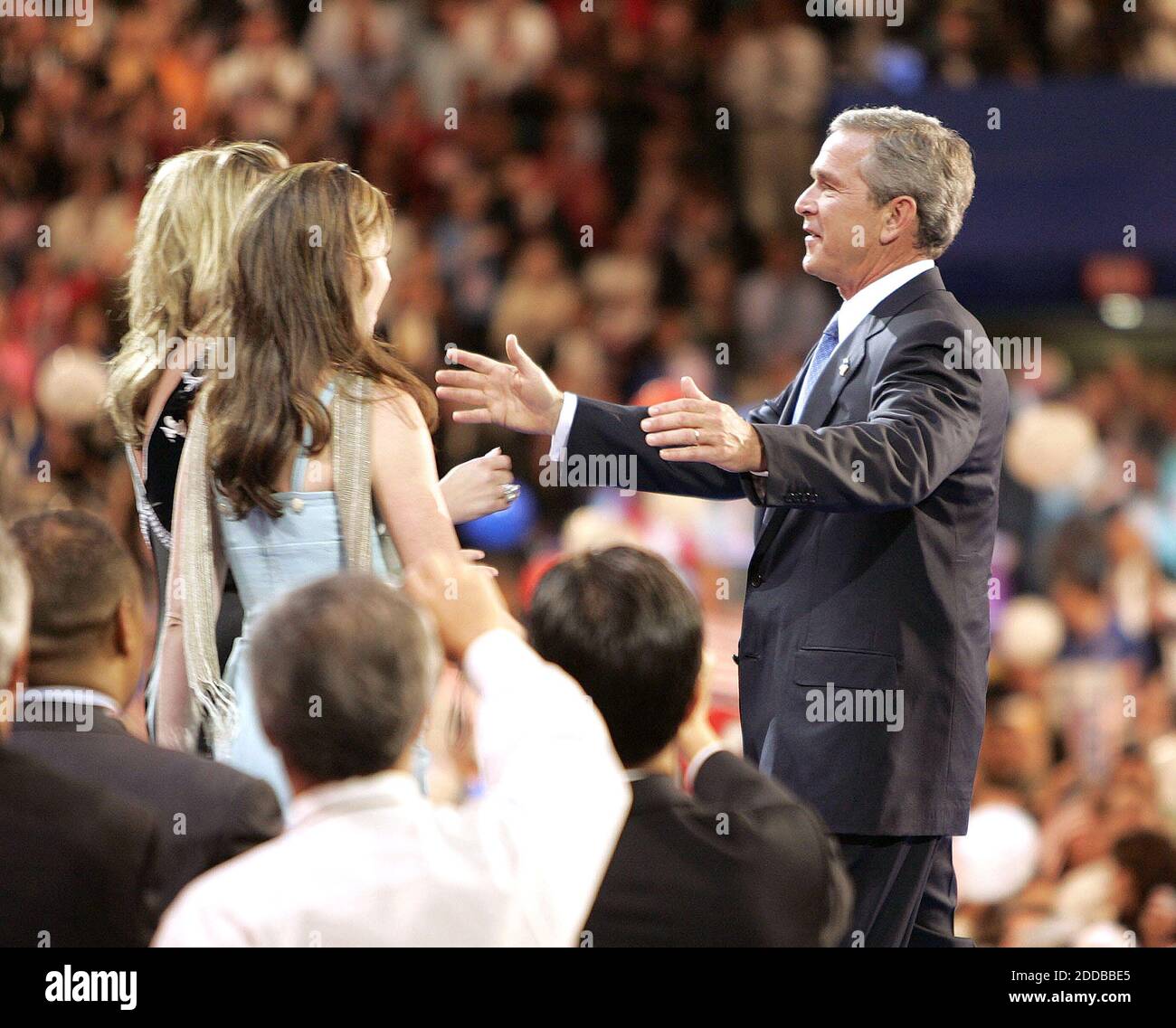 KEIN FILM, KEIN VIDEO, KEIN Fernsehen, KEIN DOKUMENTARFILM - Präsident George W. Bush, wird von seinen Töchtern Jenna und Barbara auf der Bühne nach seiner Rede am Abschlusstag der Republican National Convention 2004 im Madison Square Garden in New York, am Donnerstag, 2. September 2004, begleitet. Foto von Chuck Kennedy/KRT/ABACA. Stockfoto