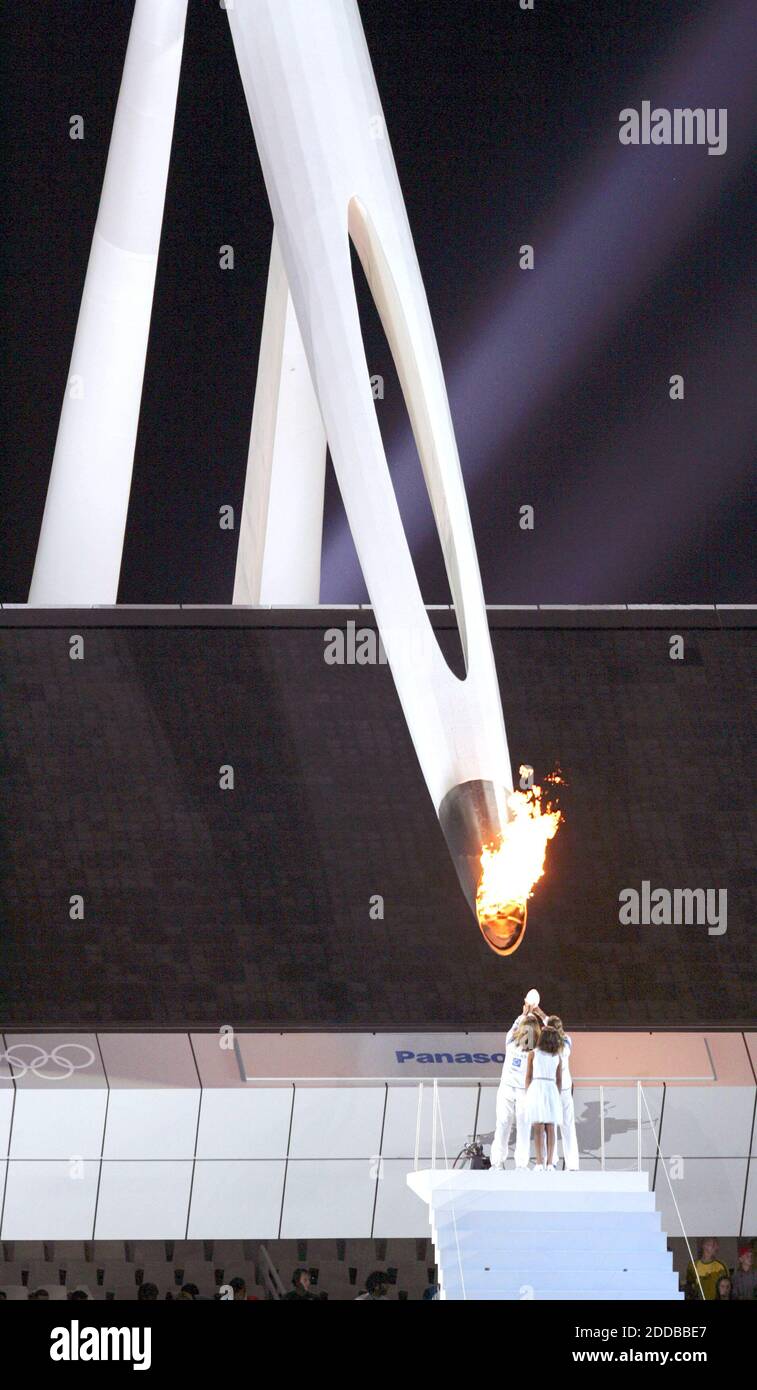 KEIN FILM, KEIN VIDEO, KEIN Fernsehen, KEIN DOKUMENTARFILM - die olympische Flamme wird einem Kind übergeben, das eine Laterne während der Abschlusszeremonie der Olympischen Spiele 2004 in Athen-Griechenland trägt, am Sonntag, den 29. August 2004. Foto von David Eulitt/Kansas City Star/KRT/ABACA. Stockfoto