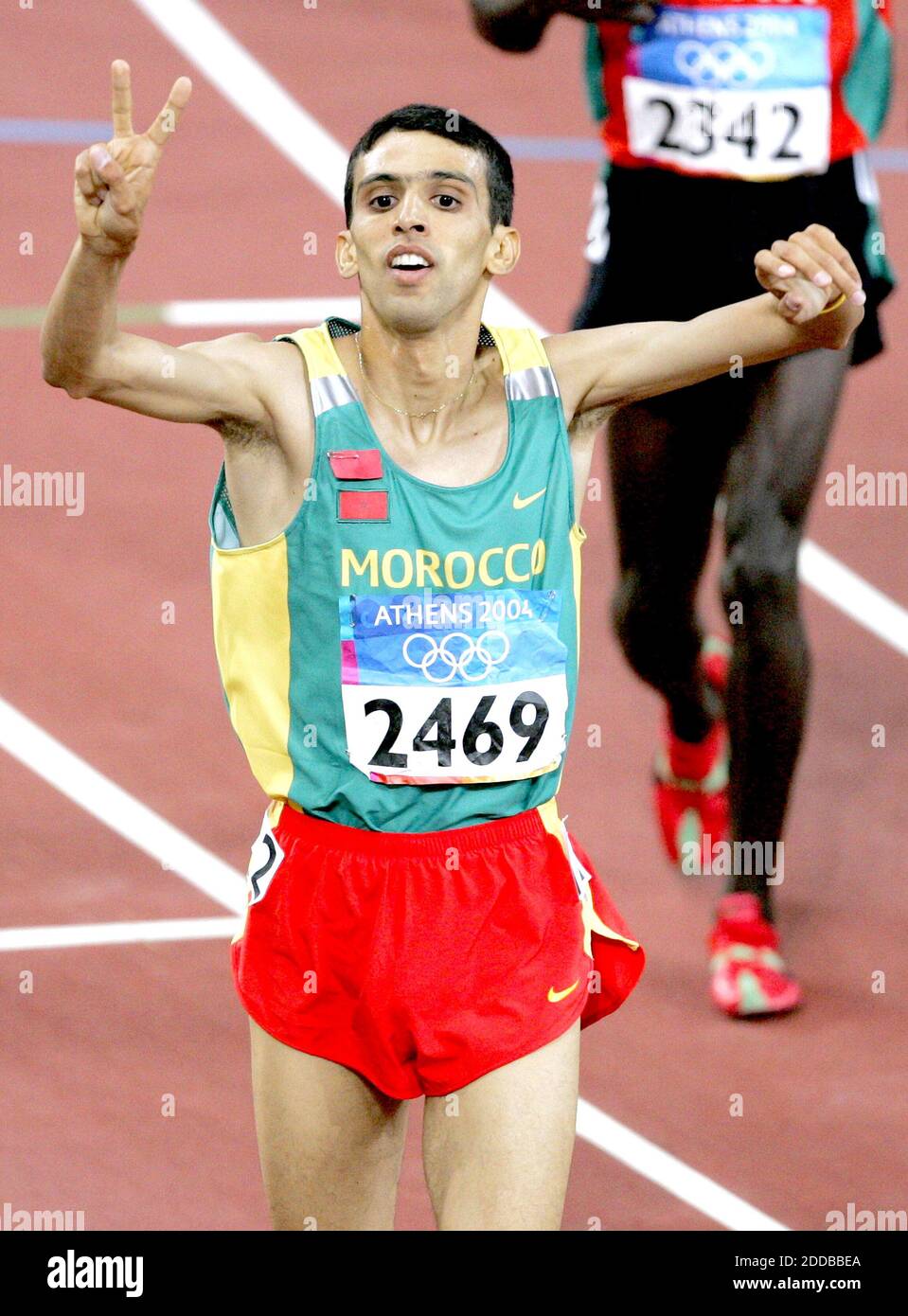 KEIN FILM, KEIN VIDEO, KEIN Fernsehen, KEIN DOKUMENTARFILM - Hicham El Guerrouj aus Marokko feiert nach dem Gewinn der Goldmedaille in den 5000 m der Männer bei den Olympischen Spielen 2004 in Athen-Griechenland am Samstag, 28. August 2004. Foto von Ron Cortes/PHILADELPHIA INQUIRER/KRT/ABACA. Stockfoto