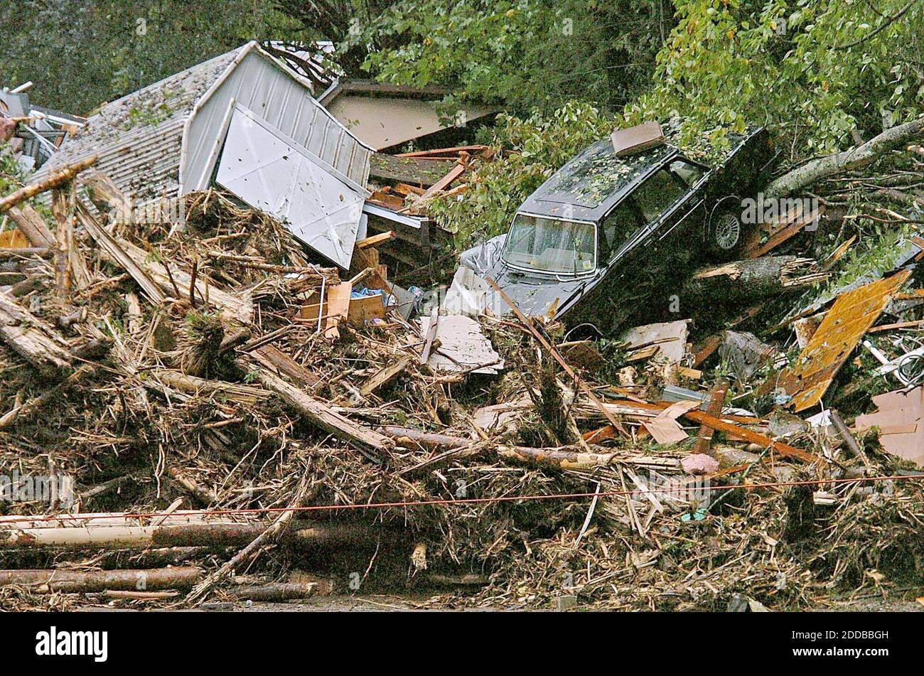 KEIN FILM, KEIN VIDEO, KEIN Fernsehen, KEINE DOKUMENTATION - EINE Sammlung von Häusern und Autos waren nur ein paar Dinge, die im Peek Creek gesammelt wurden, nachdem er es überflutete Banken, in Franklin, North Carolina, Freitag Morgen 17. September 2004, Menschen in ihren überfluteten Bergheimen aus den vom Hurrikan Ivan mitgebrachten Gewässern einfangen und töten. Foto von Patrick Schneider /Charlotte Observer/KRT/ABACA. Stockfoto