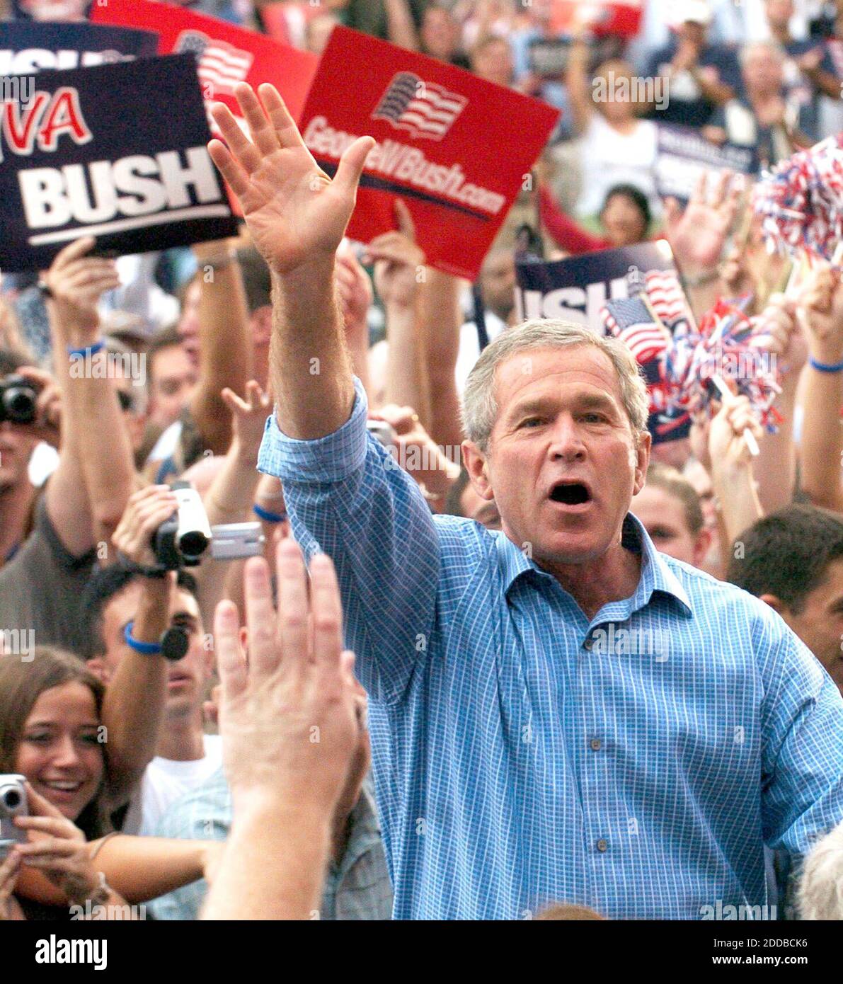 KEIN FILM, KEIN VIDEO, KEIN Fernsehen, KEIN DOKUMENTARFILM - Präsident George W. Bush begrüßt jubelnde Unterstützer während der ersten Station seiner Kampagne Bus-Tour, im Progress Energy Park in St. Petersburg, Florida, am Dienstag, 19. Oktober 2004. Foto von Joe Burbank/Orlando Sentinel/KRT/ABACA. Stockfoto