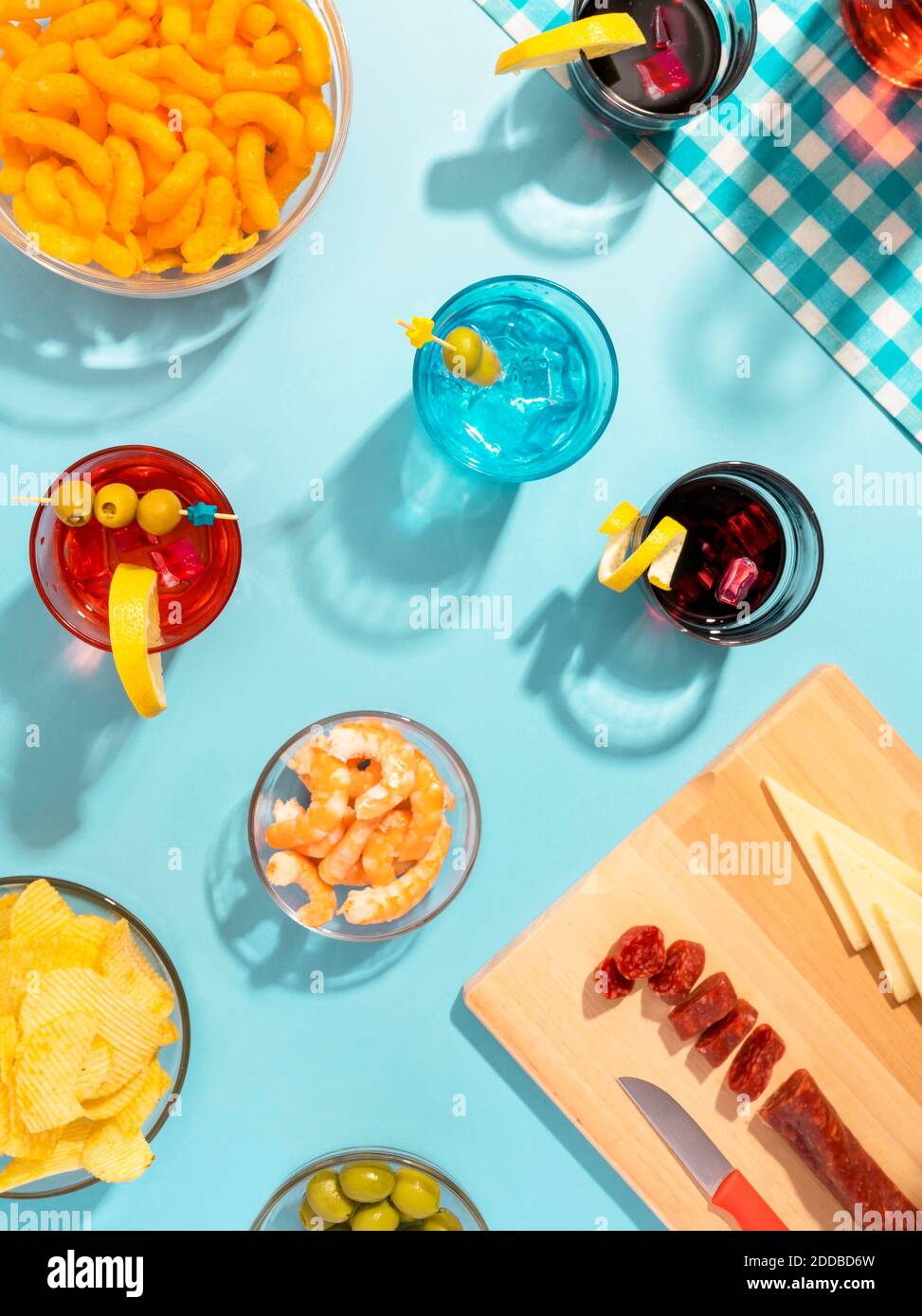 Blue Table Set mit verschiedenen Snacks, Vorspeisen und Cocktails Stockfoto