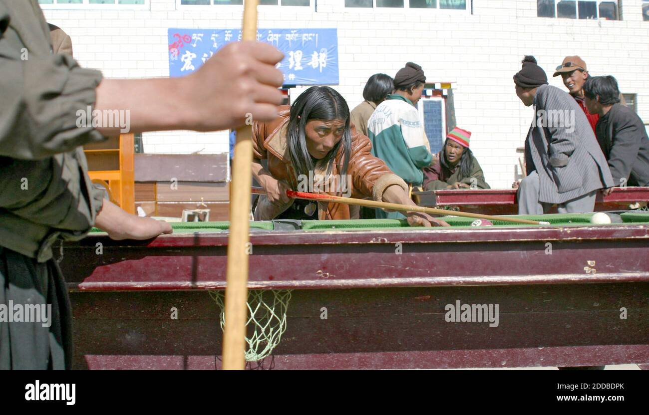 KEIN FILM, KEIN VIDEO, KEIN Fernsehen, KEIN DOKUMENTARFILM - Tibeter spielen am 8. Dezember 2004 ein Poolspiel auf einem Tisch im Freien in Qingshuihe, China. Foto von Pei Ling/Chicago Tribune/KRT/ABACA. Stockfoto