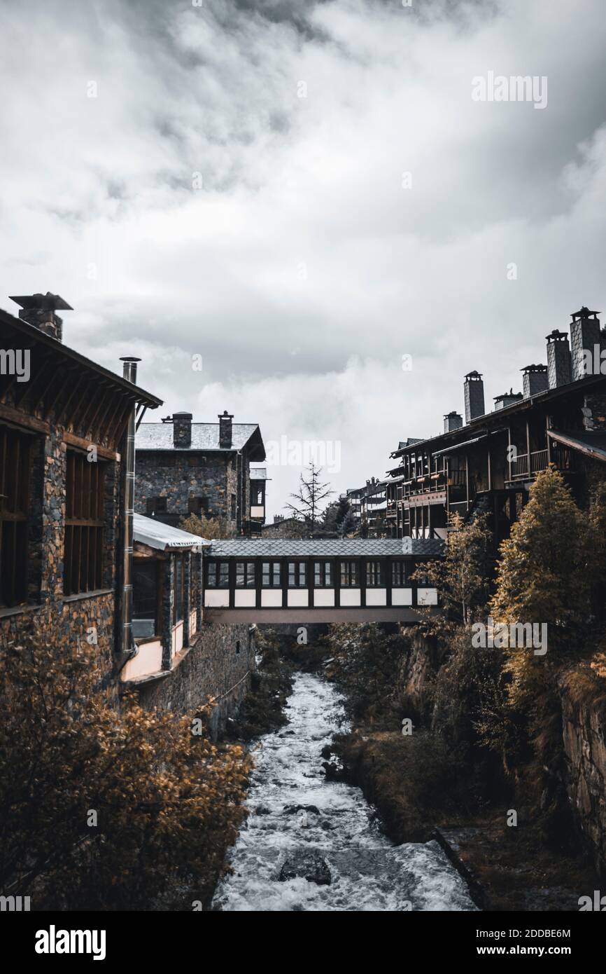 Andorra, Andorra la Vella, erhöhter Weg über den Stadtfluss im Winter Stockfoto