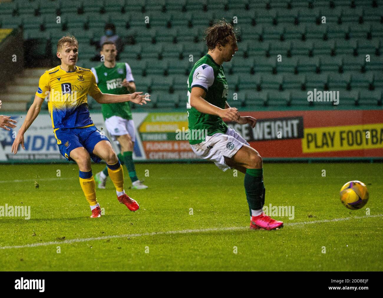 Scottish Premiership - Hibernian / St. Johnstone. Easter Road Stadium, Edinburgh, Midlothian, Großbritannien. November 2020. Hibs sind Gastgeber von St. Johnstone in der Scottish Premier League an der Easter Road in Edinburgh. Bild zeigt: Ein Meilenstein für St Johnstone als St Johnstone Mittelfeldspieler, Ali McCann, erzielt das 900. Tor der Perth-Seite im erstklassigen schottischen Fußball, um die Besucher zu bringen 1-0 Quelle: Ian Jacobs/Alamy Live News Stockfoto