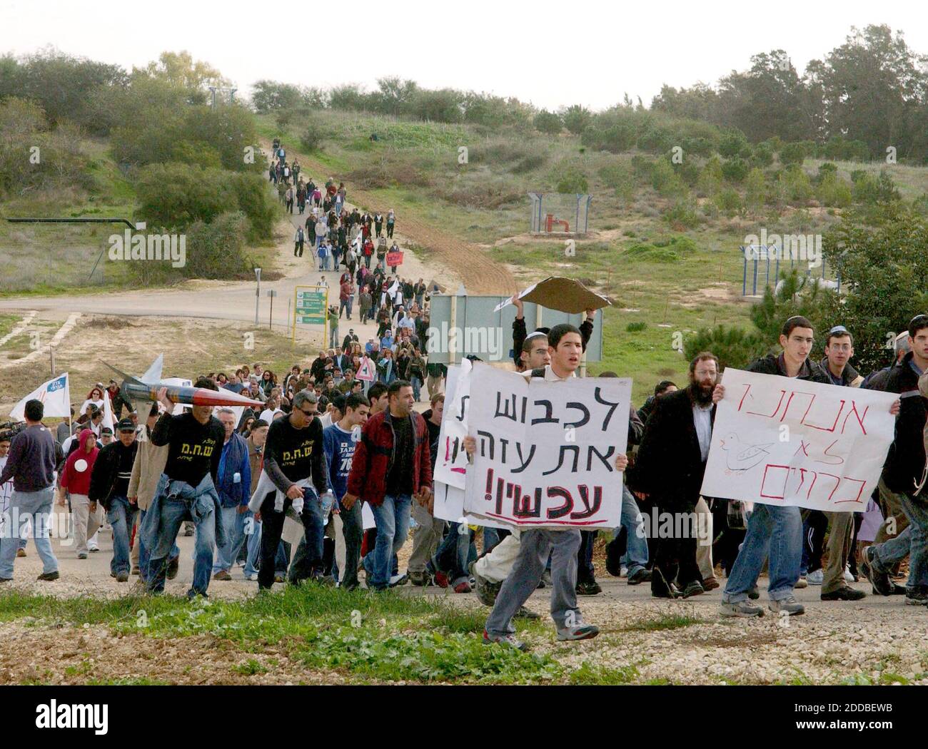 KEIN FILM, KEIN VIDEO, KEIN Fernsehen, KEINE DOKUMENTATION - Bewohner der Negev-Stadt Sderot marschieren in Richtung Gazastreifen, 18. Januar 2005, in der Nähe von Sderot, Israel. Die Einwohner von Sderot protestierten gegen den andauernden Beschuss des Nachbarlandes Beit Hanun im Gazastreifen. Foto von Yossi Zamir/Flash 90/KRT/ABACA. Stockfoto