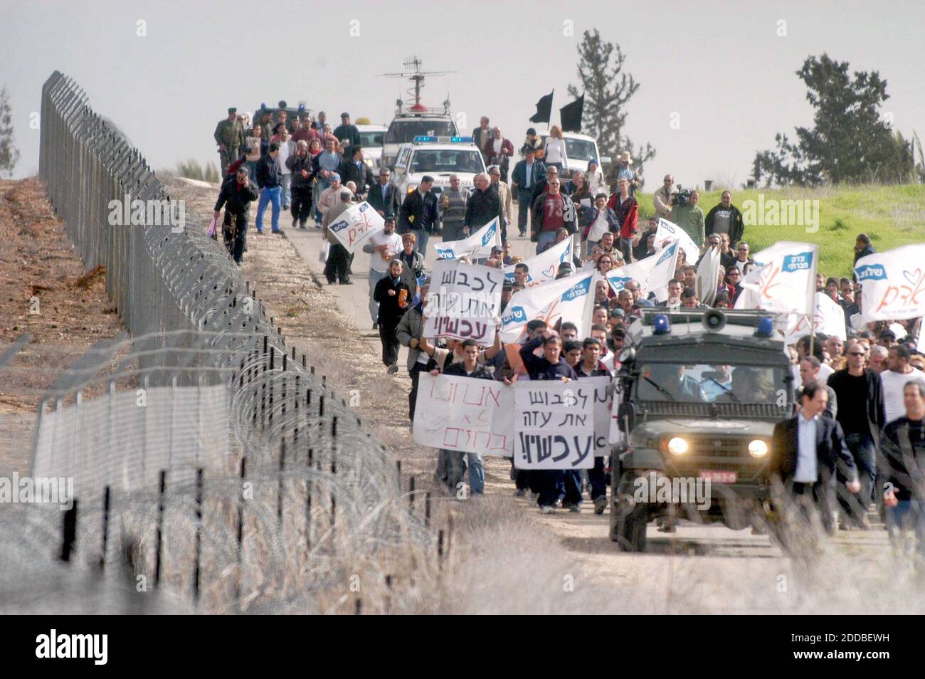 KEIN FILM, KEIN VIDEO, KEIN Fernsehen, KEINE DOKUMENTATION - Bewohner der Negev-Stadt Sderot marschieren in Richtung Gazastreifen, 18. Januar 2005, in der Nähe von Sderot, Israel. Die Einwohner von Sderot protestierten gegen den andauernden Beschuss des Nachbarlandes Beit Hanun im Gazastreifen. Foto von Yossi Zamir/Flash 90/KRT/ABACA. Stockfoto