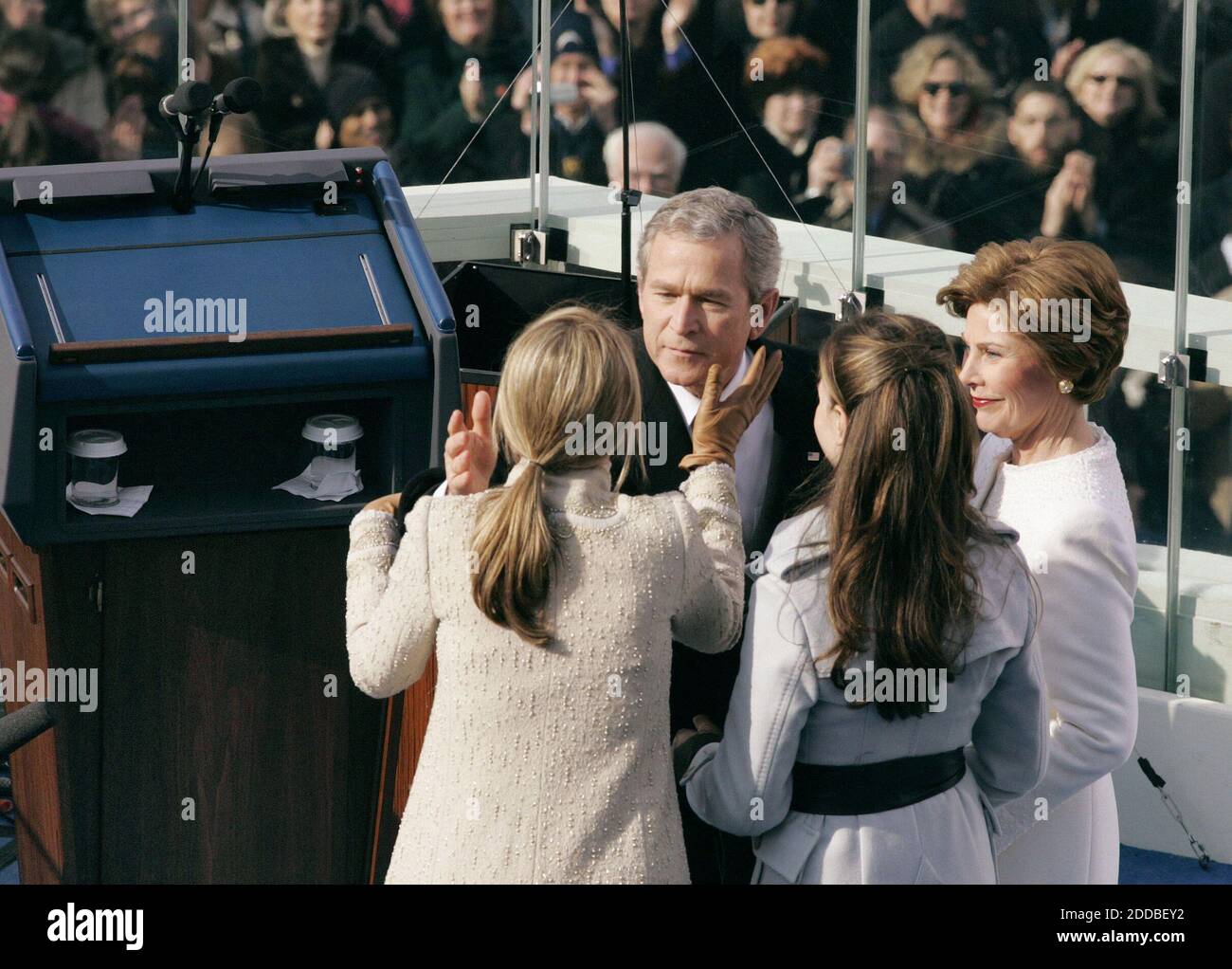 KEIN FILM, KEIN VIDEO, KEIN Fernsehen, KEIN DOKUMENTARFILM - US-Präsident George W. Bush küsst seine Tochter Jenna, links, während der Einweihungszeremonie auf dem Capitol Hill in Washington, 20. Januar 2005, als First Lady Laura Bush, rechts schaut mit Tochter Barbara, zweite von links. Washington, DC, USA, am 20. Januar 2005. Foto: Chuck Kennedy/US News Story träge/KRT/ABACA. Stockfoto