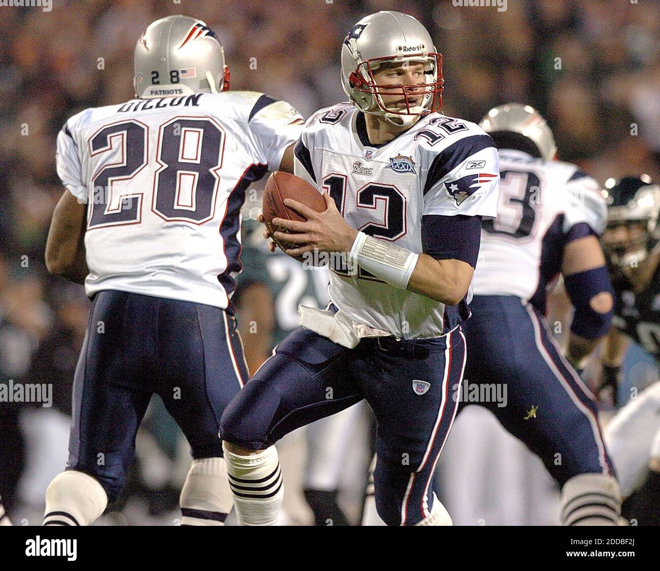 KEIN FILM, KEIN VIDEO, KEIN Fernsehen, KEIN DOKUMENTARFILM - New England Quarterback Tom Brady (12) stellt sich am Sonntag, 6. Februar 2005, im Super Bowl XXXIX Philadelphia gegenüber. Foto von Patrick Schneider/Charlotte Observer/KRT/Cameleon/ABACA. Stockfoto