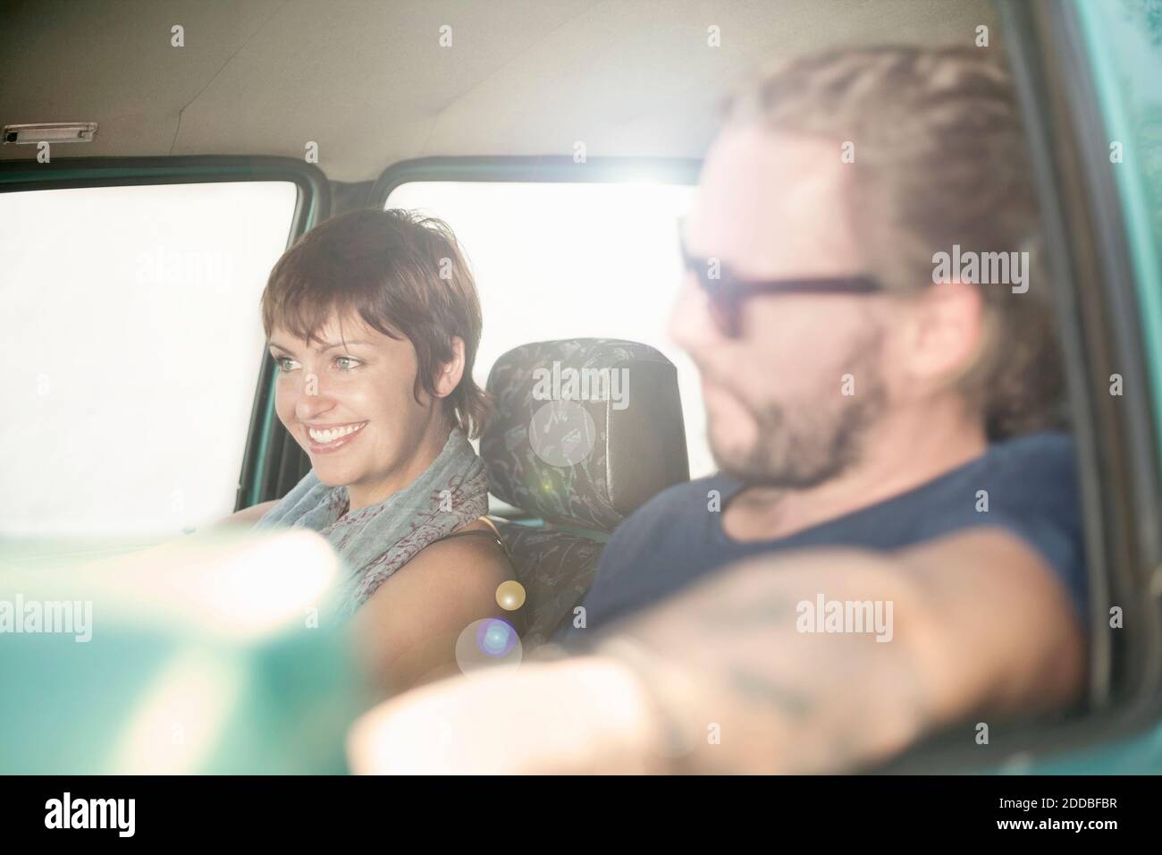 Lächelndes Paar im Auto während der Fahrt Stockfoto