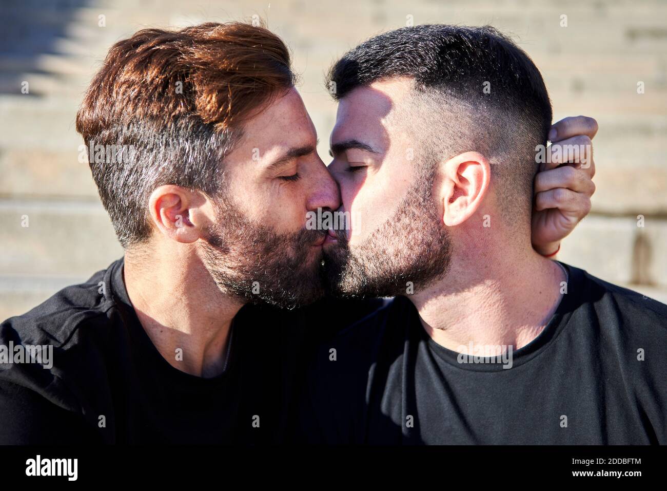 Liebevolle homosexuelle Paar küssen an sonnigen Tag Stockfoto
